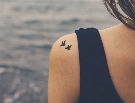 Los hombros son una zona que se puede tatuar sola pero, al estar colindante con otras dos, siempre se puede innovar. . Pequeo tatuajes en el hombro